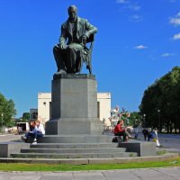 Памятник Грибоедову на Пионерской Площади. :: Александр Лейкум