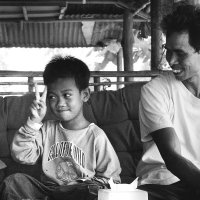Семья владельца кафе в Камбодже :: Елена Учаева