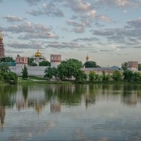 Новодевичий монастырь на закате :: Владимир Горубин
