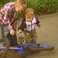 В поиске неполадки.Мальчишки и велосипед. :: A_ Nikolchenko