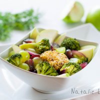 Яблочный салат с брокколи и пикантным имбирным соусом :: Натали Лисси