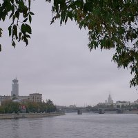 Москва-река с Симоновской набережной в дождливый день :: Сергей Антонов