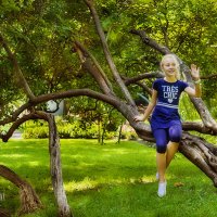 Девочка на дереве :: Ирина Шумилина