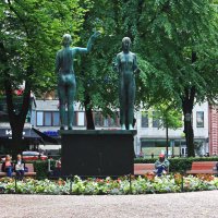 Скульптура "Две девушки"(Хельсинки) :: Александр Лейкум