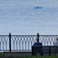 Двое в лодке и двое на берегу :: валерия 