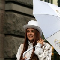 Девушка - Радость с белым зонтом. :: юрий 
