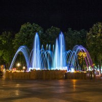 Кременчугский фонтан полностью обложенный живыми цветами и свечами, в память мэра Олега Бабаева :: Богдан Петренко