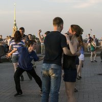 Танцевальный флешмоб на Ваське :: Valerii Ivanov