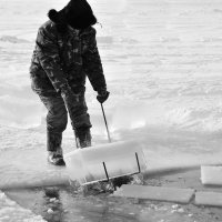 Добыча льда на озере :: Сергей Берг