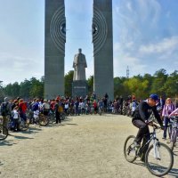 Сбор у памятника :: Александр Садовский