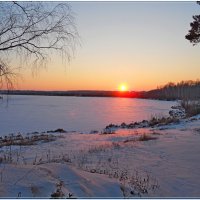 закат на зимнем озере :: Сергей Швечков