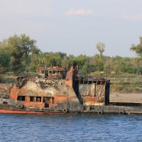 Гал-1 сгорел и утонул на р.Волге 2014г. Достали и бросили у берега. :: Александр Moryak 34