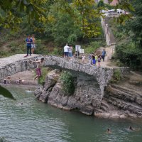 Прыжок с древнего арочного моста 11-12 веков :: Юлия Кондратьева