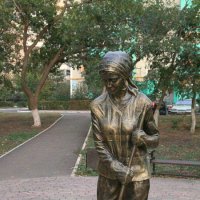 Памятник женщине-дворнику :: Elena Izotova