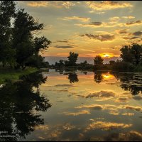 Закат на реке у женского монастыря :: Андрей Черненко