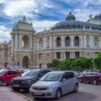 У Оперного театра... :: Вахтанг Хантадзе