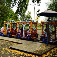 Паровозик в осеннем парке :: Алина Леликова