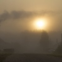 Туманное утро, в деревне :: Сергей Быстров