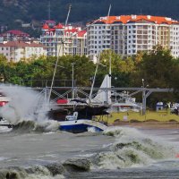 "Святой Николай" принимает удары волн :: Валерий Дворников