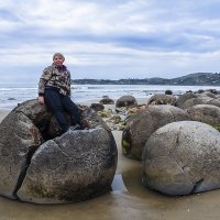 Хмурое утро...Moeraki Boulders.. :: Светлана Шакирзянова