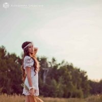 Девушка в поле на закате :: Александра Чёботова