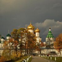 Ипатьевский монастырь,Кострома,осень,перед дождем :: Лилия Рунтова