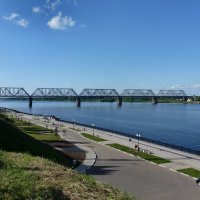 Набережная реки Волги в городе Ярославле с видом на ж/д мост :: Наталья И.