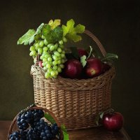 Из серии "Осень на комоде" с виноградом и яблоками :: Ирина Приходько