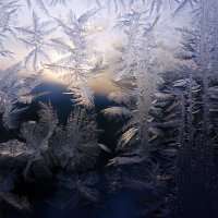 Рисует узоры мороз на стекле... :: Иван Солонинка