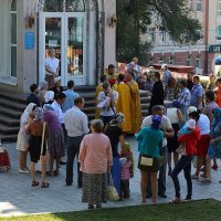 В воскресный день у храма. :: Александр Коряковцев