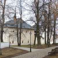 Осень  в  Спасо-Евфимьевом  монастыре.... Внутренний двор... :: Galina Leskova