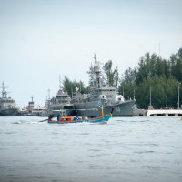 На фоне больших кораблей :: Елена Бурёнова