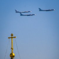 Бомбардировщики над городом. :: Alex SkomoroX