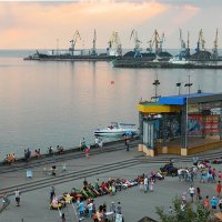 Вид на вечернюю набережную и порт :: Александр Бурилов