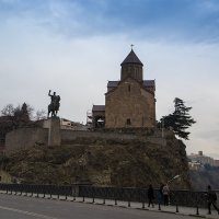 Тбилиси Вид на Метехский храм и памятник Вахтангу Горгасали - основателю города :: Вячеслав Шувалов