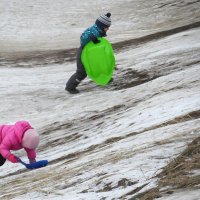 Любишь кататься, люби и саночки носить. :: Галина 