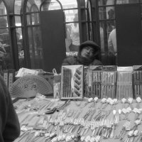 Торговец ложками в Китае. :: Евгений Поляков