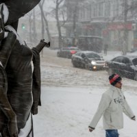 И только памятник не мерзнет.. :: Сергей Волков