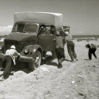 Это было давно на берегу Иссык-Куля. (1965 год).  Тогда мы были молоды, веселы и красивы. :: Владимир 