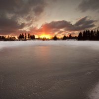 ледяное озеро с свете восходящего солнца. :: Dmitri_Krzhechkovski Кржечковски