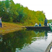 Переправа на моторной лодке :: Владимир Ростовский 