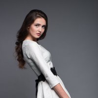 Портрет девушки в белом платье :: Анатолий Тимофеев