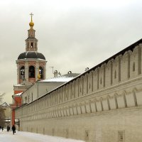 Стена и надвратная церковь Свято-данилова монастыря :: Игорь Егоров