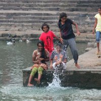 Девчёнки священного водоёма Банганга на западном побережьи Мумбая :: Александр Бычков