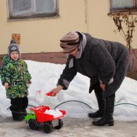 бабушка грузит, а я отвожу... :: Александр Астапов