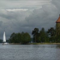 Тучи над озером Гальве :: Ольга Хлуднева