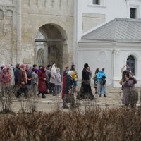 Странствующие на территории Свято-Боголюбского женского монастыря :: Николай Варламов