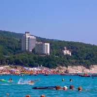 Пляж в с.Дивноморское,ясный денек... :: Алексей Агалаков