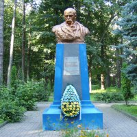Памятник  Тарасу  Шевченко  в  Ивано - Франковском  парке :: Андрей  Васильевич Коляскин
