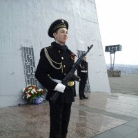 Почётный караул у Памятника Алёши в Мурманске :: Надежда 